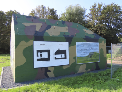 902034 Afbeelding van twee panelen op de zijkant van een door de Verfdokter (Robert-Jan Brink) beschilderde bunker (een ...